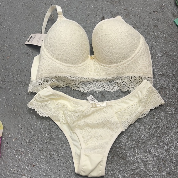 Brazilian bra and panty set - Picture 7 of 8